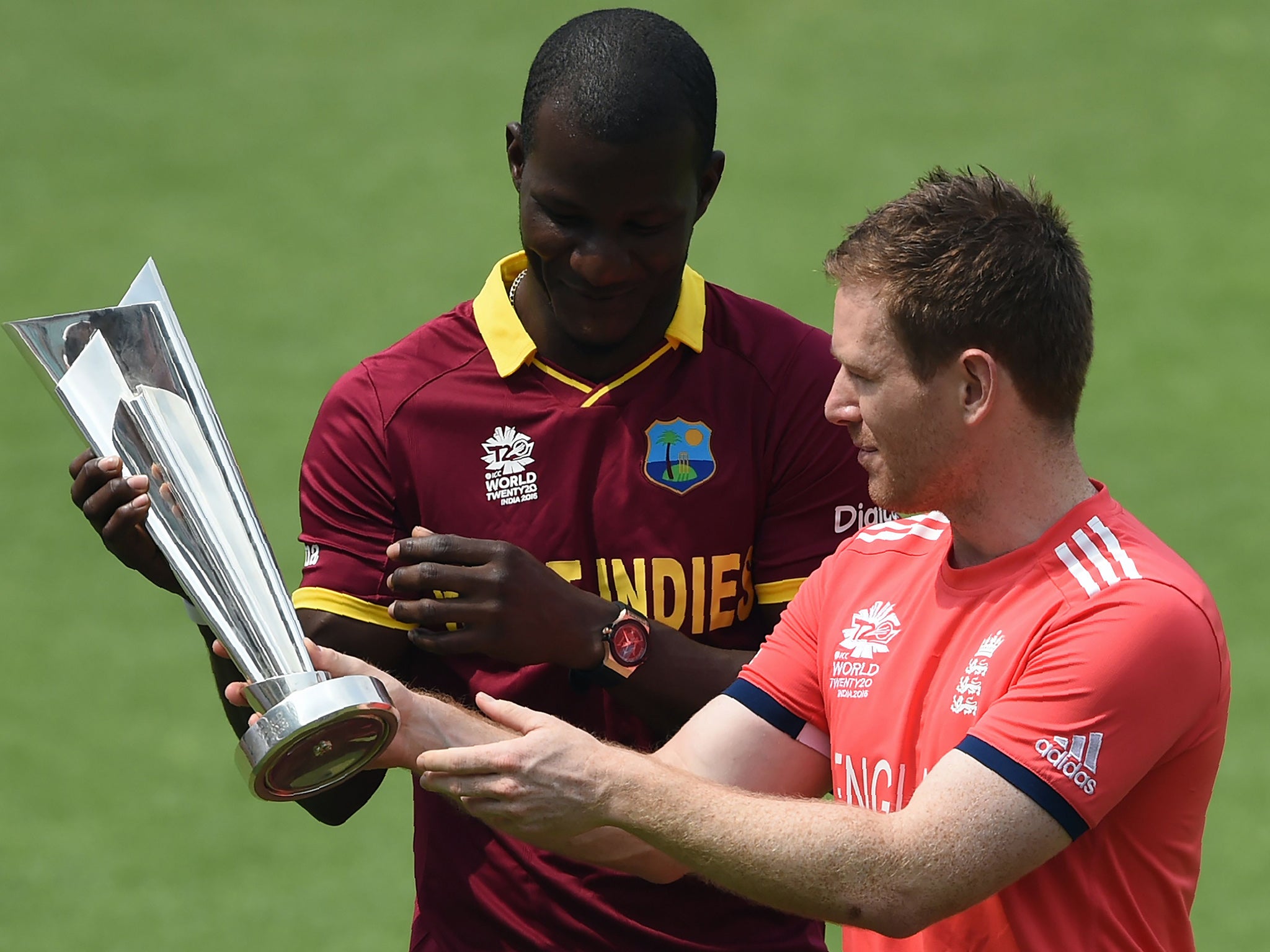 Captains Darren Sammy and Eoin Morgan inspect the World Twenty20 trophy