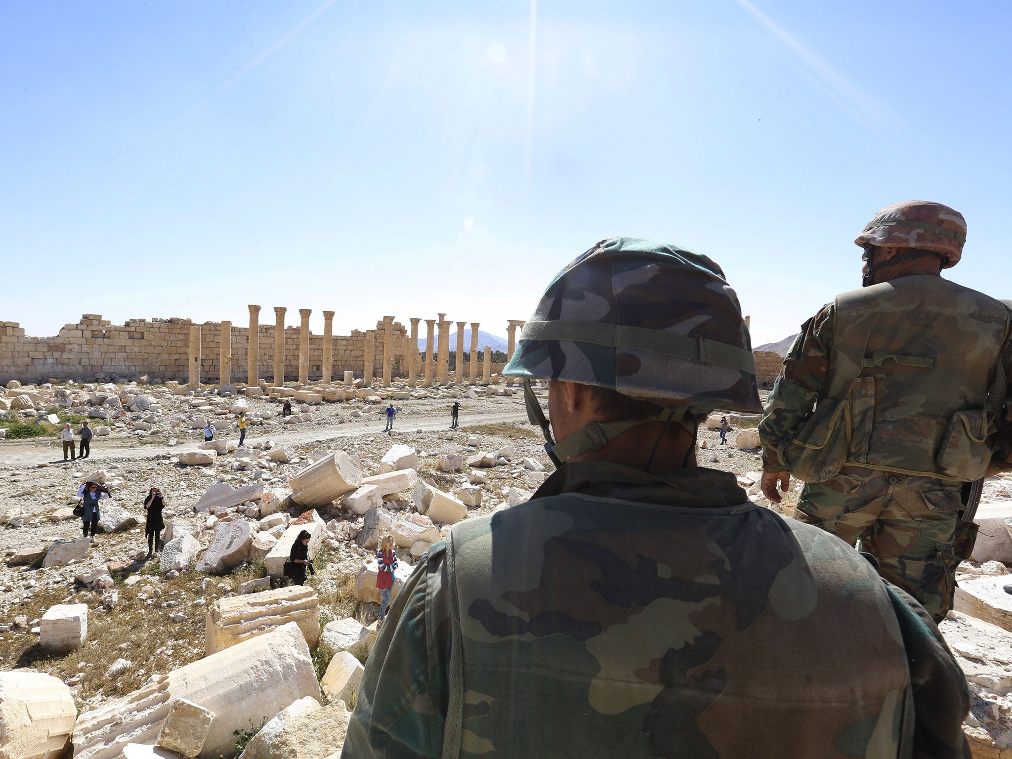 Soldados miran los daños en el histórico Templo de Bel en la antigua ciudad de Palmira en la ciudad central de Homs, Siria, el 1 de abril de 2016