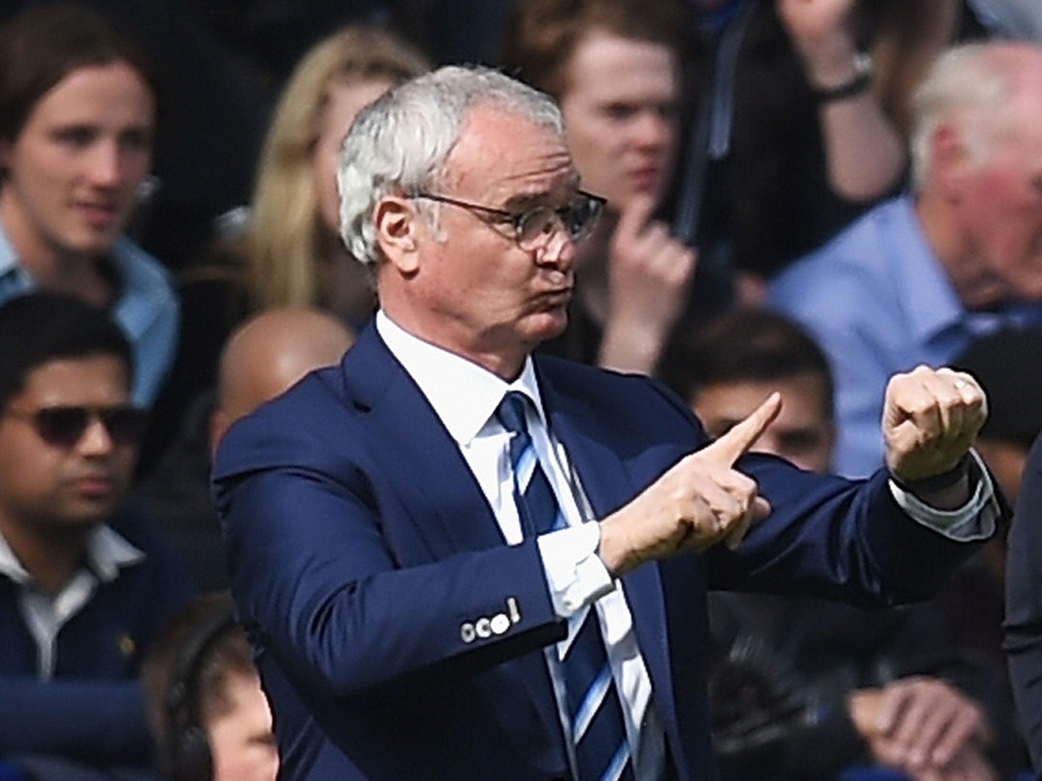 Claudio Ranieri gives his Leicester side instructions