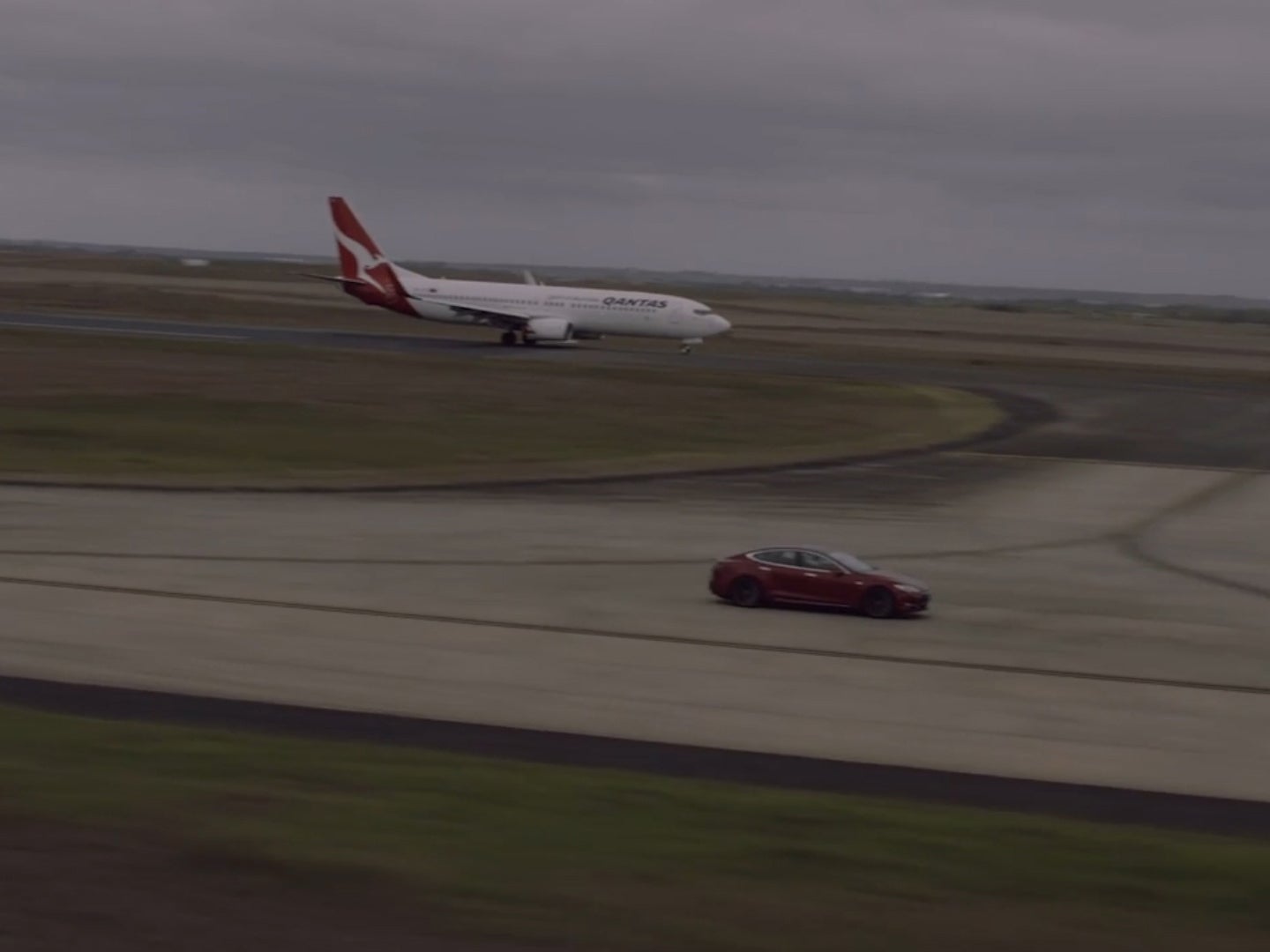 Tesla Model S races a Qantas passenger jet in an instant ‘Plane vs Car’ classic