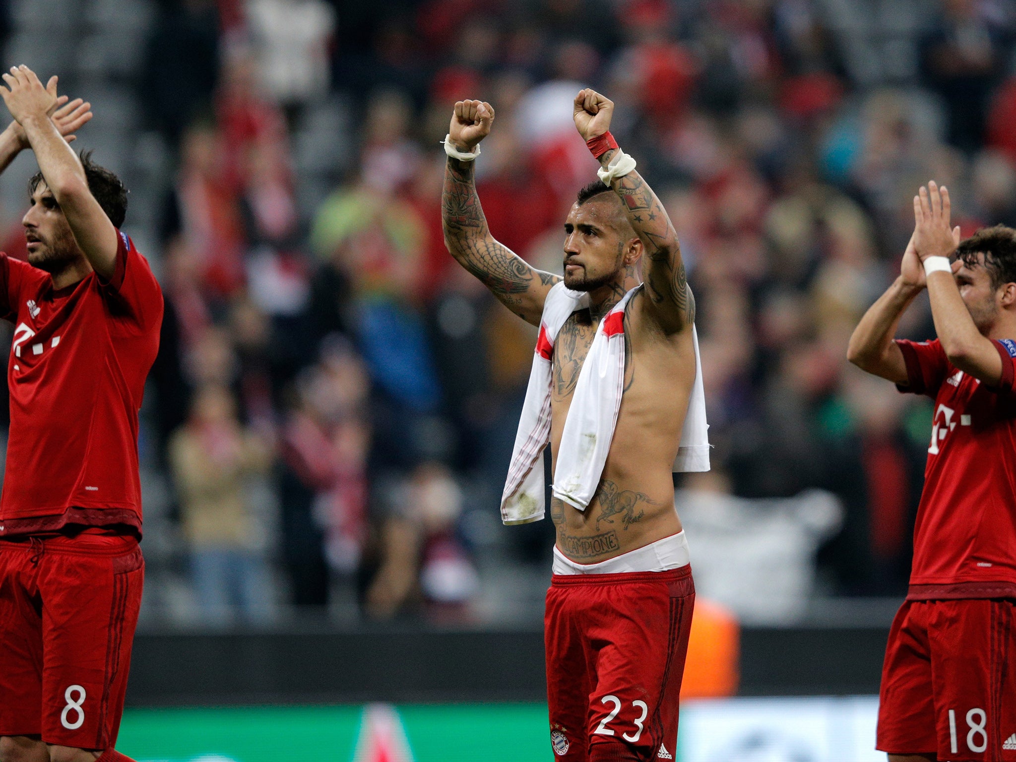 &#13;
Bayern players salute the crowd after the final whistle &#13;