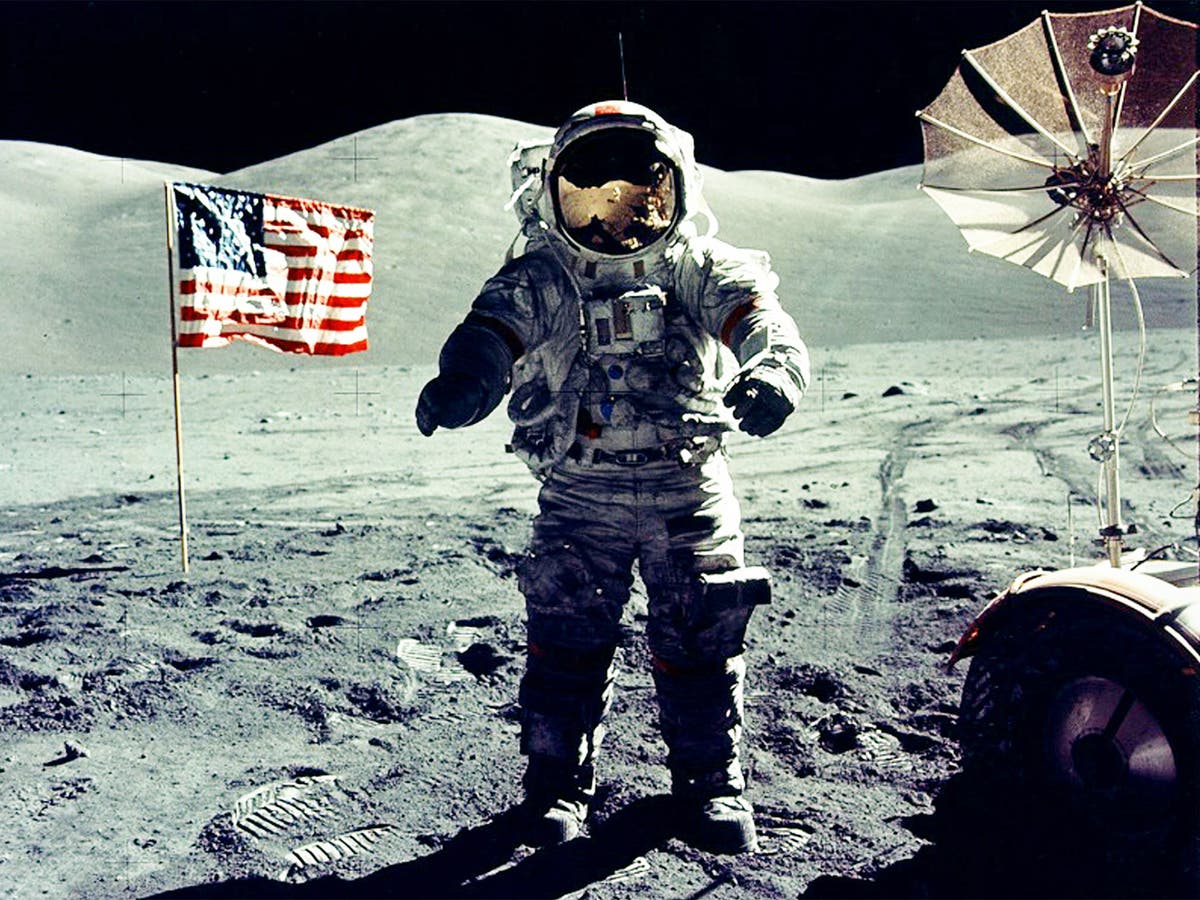 Man landed on the moon. Аполлон 17 Юджин Сернан. Юджин Сернан, 1972 год. Последний человек на Луне..
