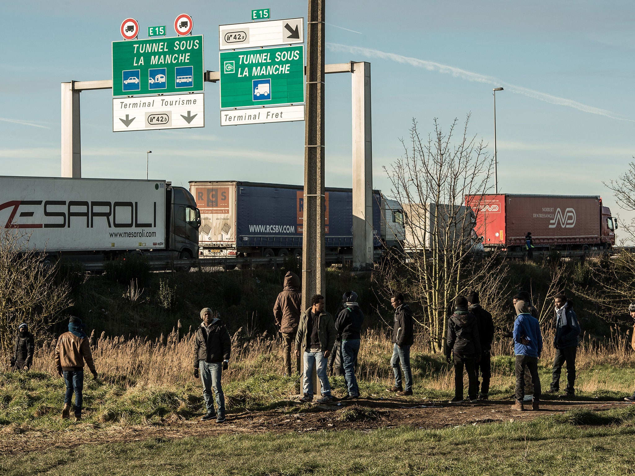 Refugees in Calais attempting to get on board lorries ending to the UK