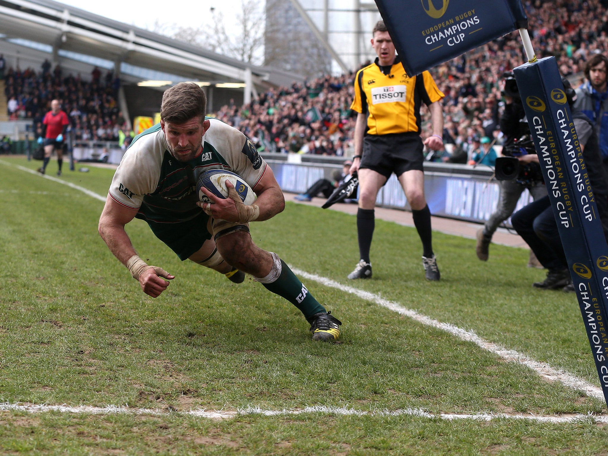 Mike Fitzgerald dives over in the corner to score a try