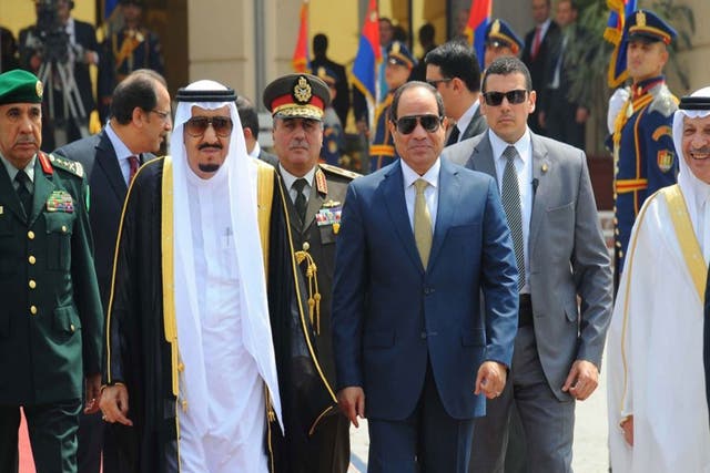 Saudi King Salman (L) walking alongside Egyptian President Abdel Fattah el-Sisi