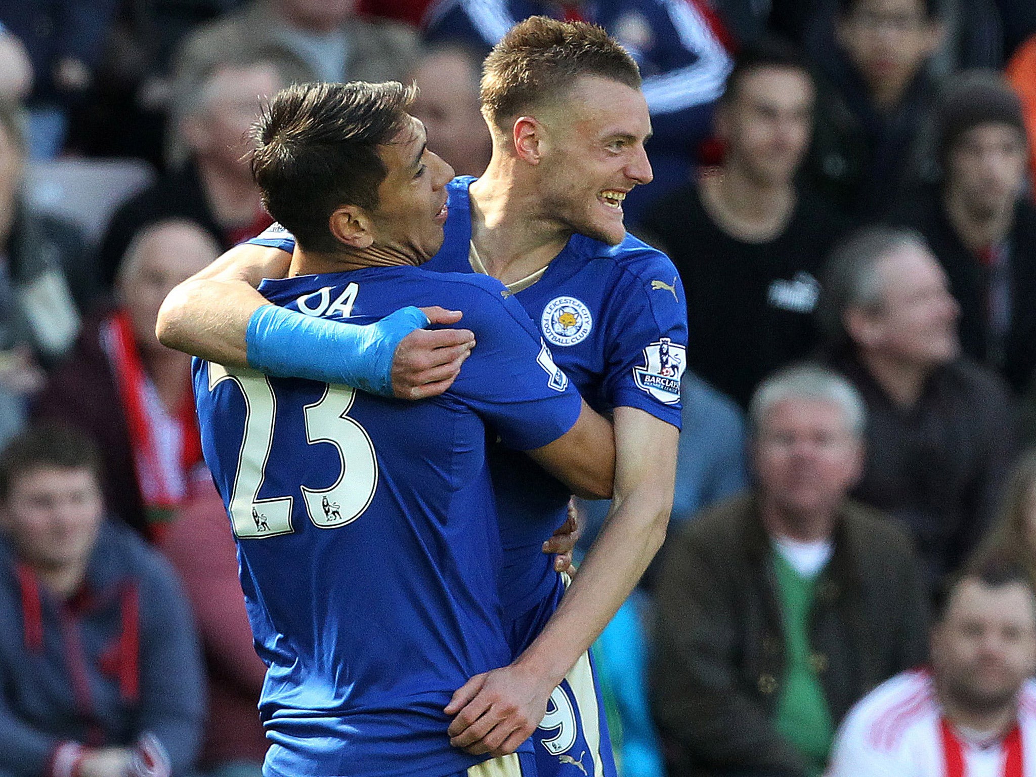 Jamie Vardy celebrates with Leonardo Ulloa after scoring against Sunderland