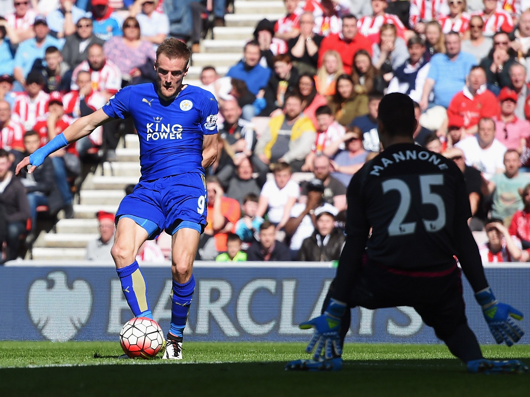 Jamie Vardy slots the ball past Vito Mannone during Leicester's win over Sunderland