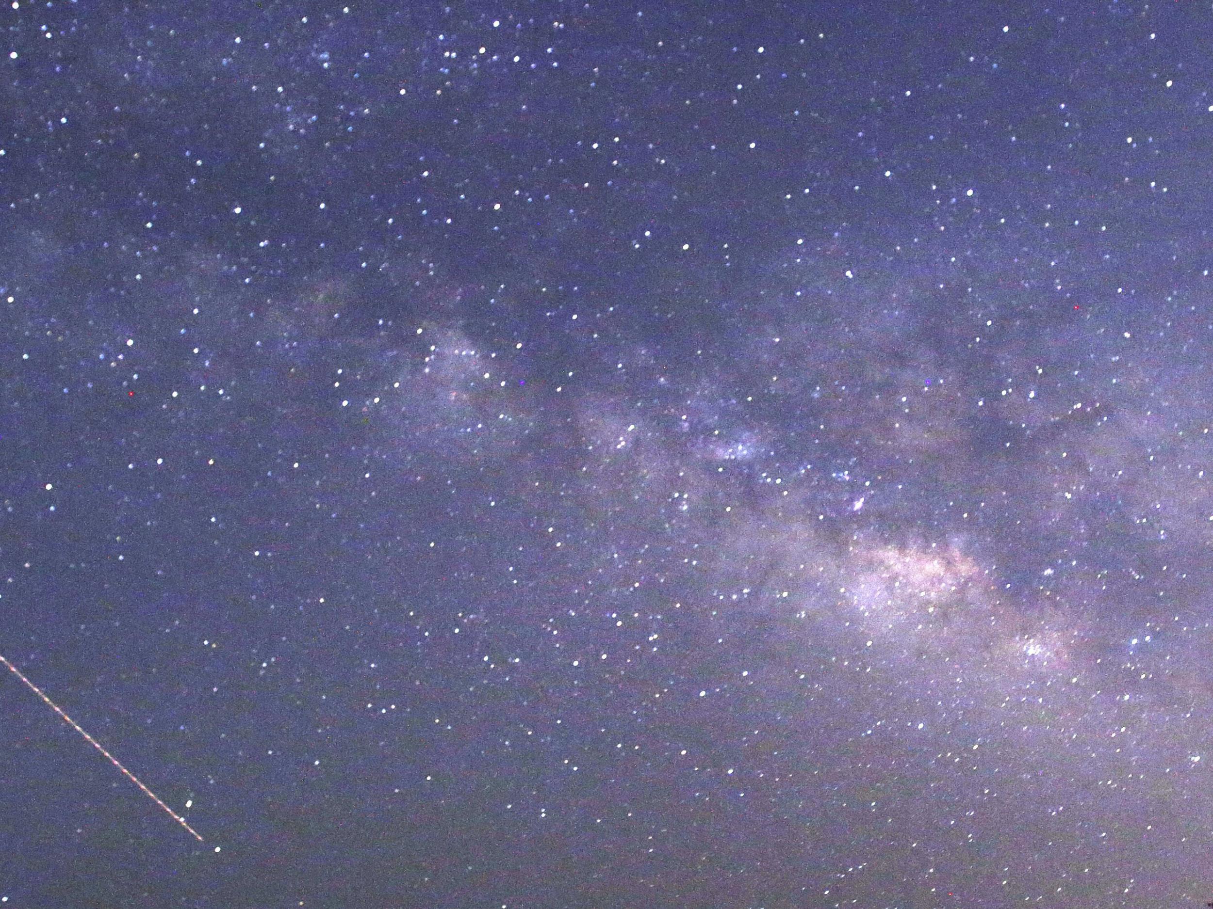 Lyrids meteors passing near the Milky Way