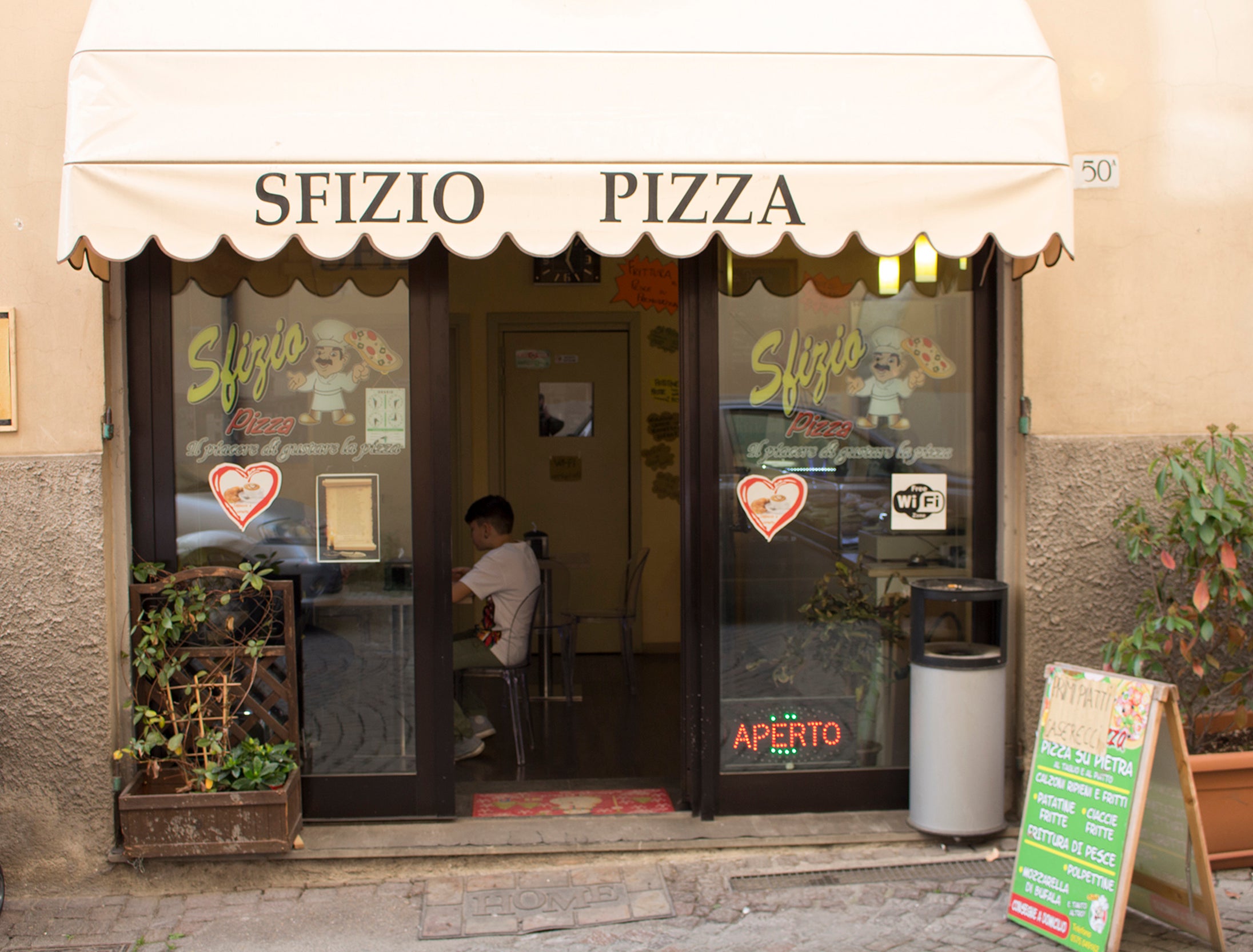 Sunday evenings see entire Italian villages get together to enjoy pizza (Luza Marchiori )