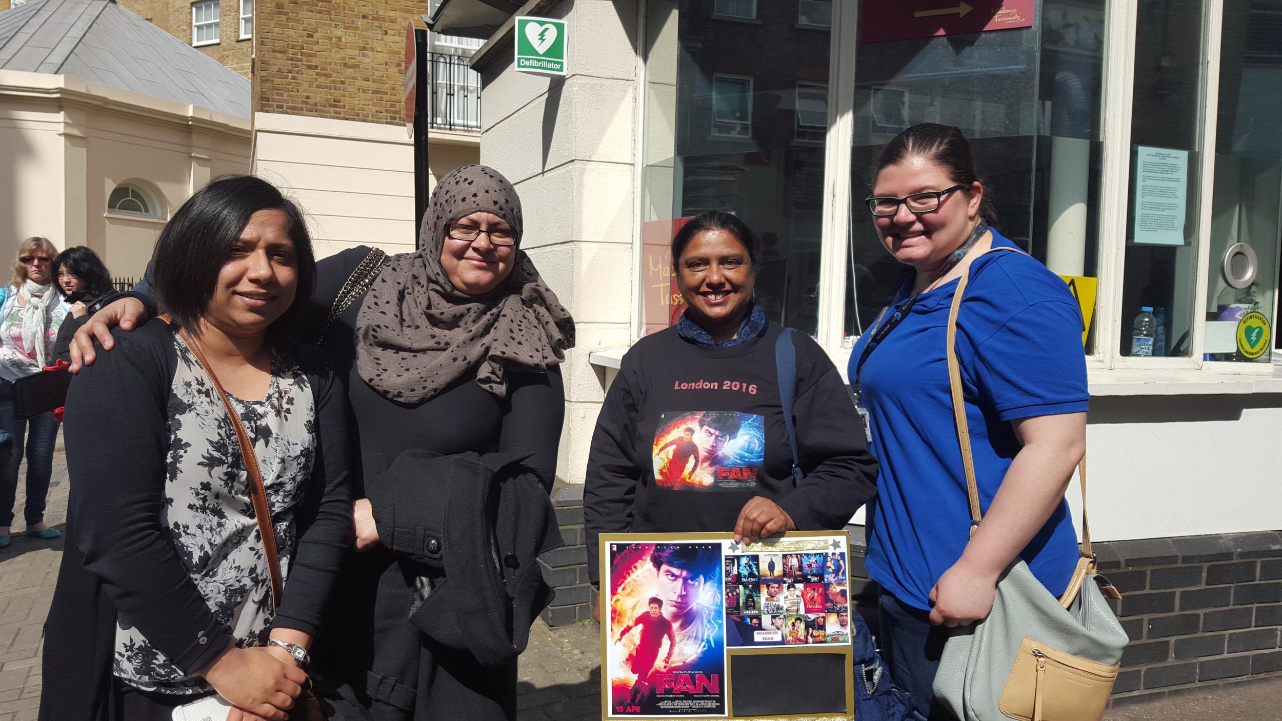 Fans waiting for Shah Rukh Khan