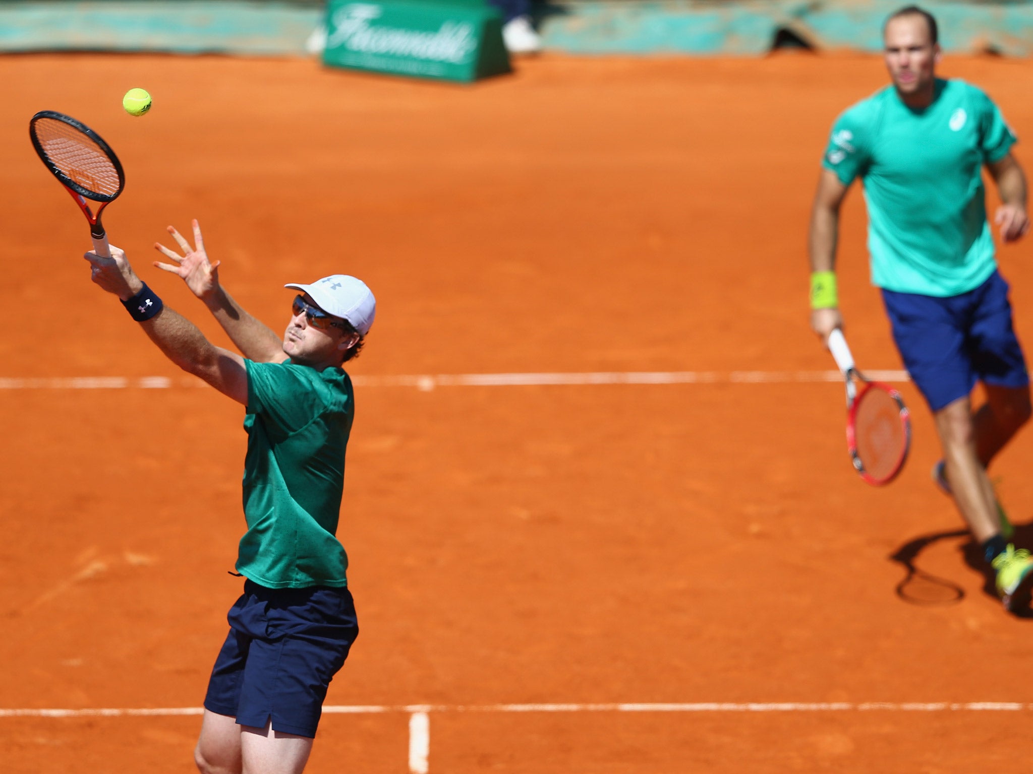 Jamie Murray returns an overhead volley during the win over Melo and Dodig