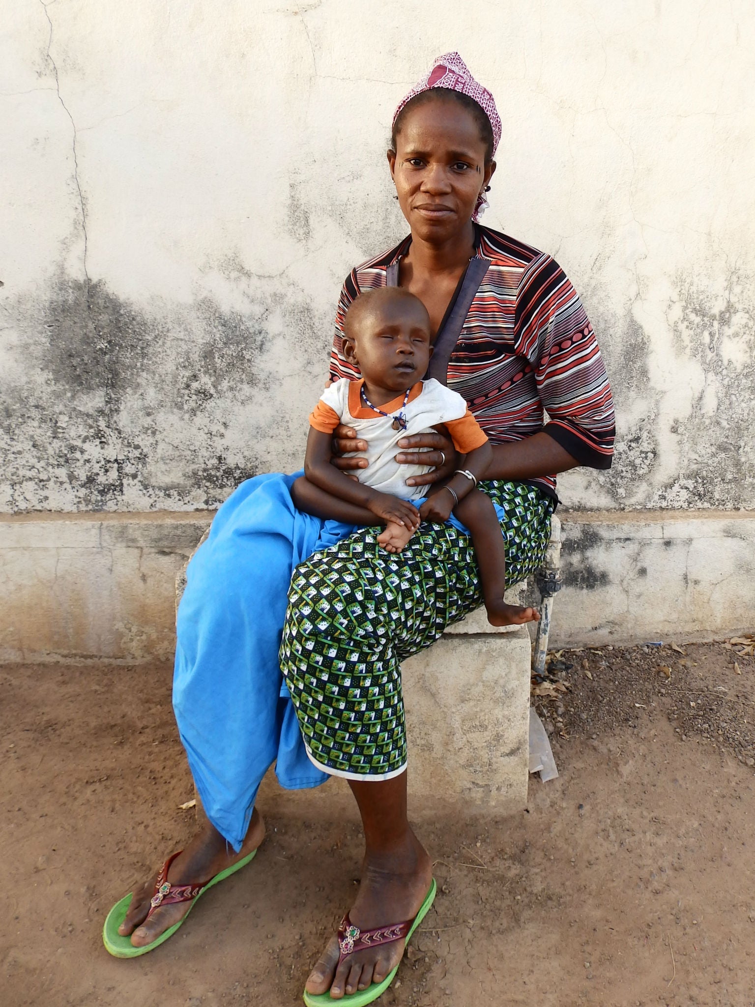 Two-year-old Aura Diane with her mother Oumou Makalo at Kita Hospital, Kita, Mali on 14 March 2016 (Lizzie Dearden)