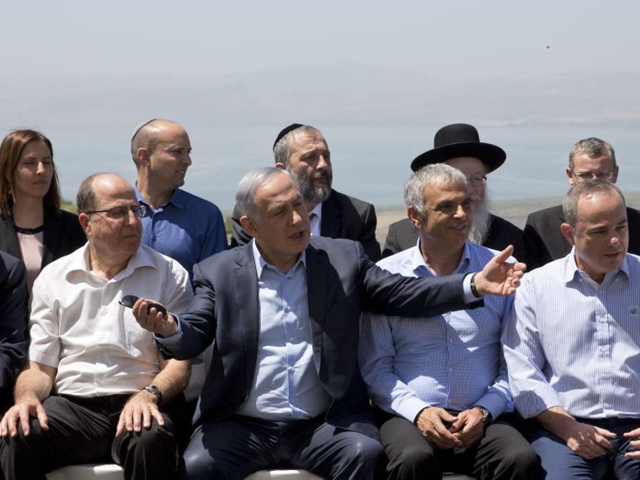 Israeli Defence Minister Moshe Yaalon (left) and Prime Minister Benjamin Netanyahu in the Israeli-held Golan heights
