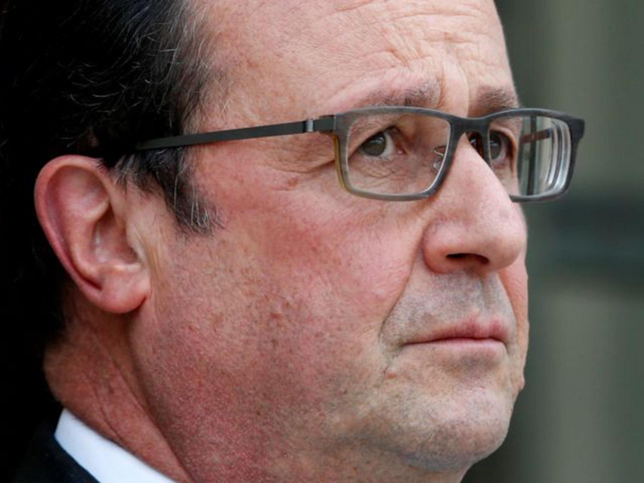 French President Francois Hollande has apologised for his country's decision to leave its Algerian fighters to their fate during the Algerian War