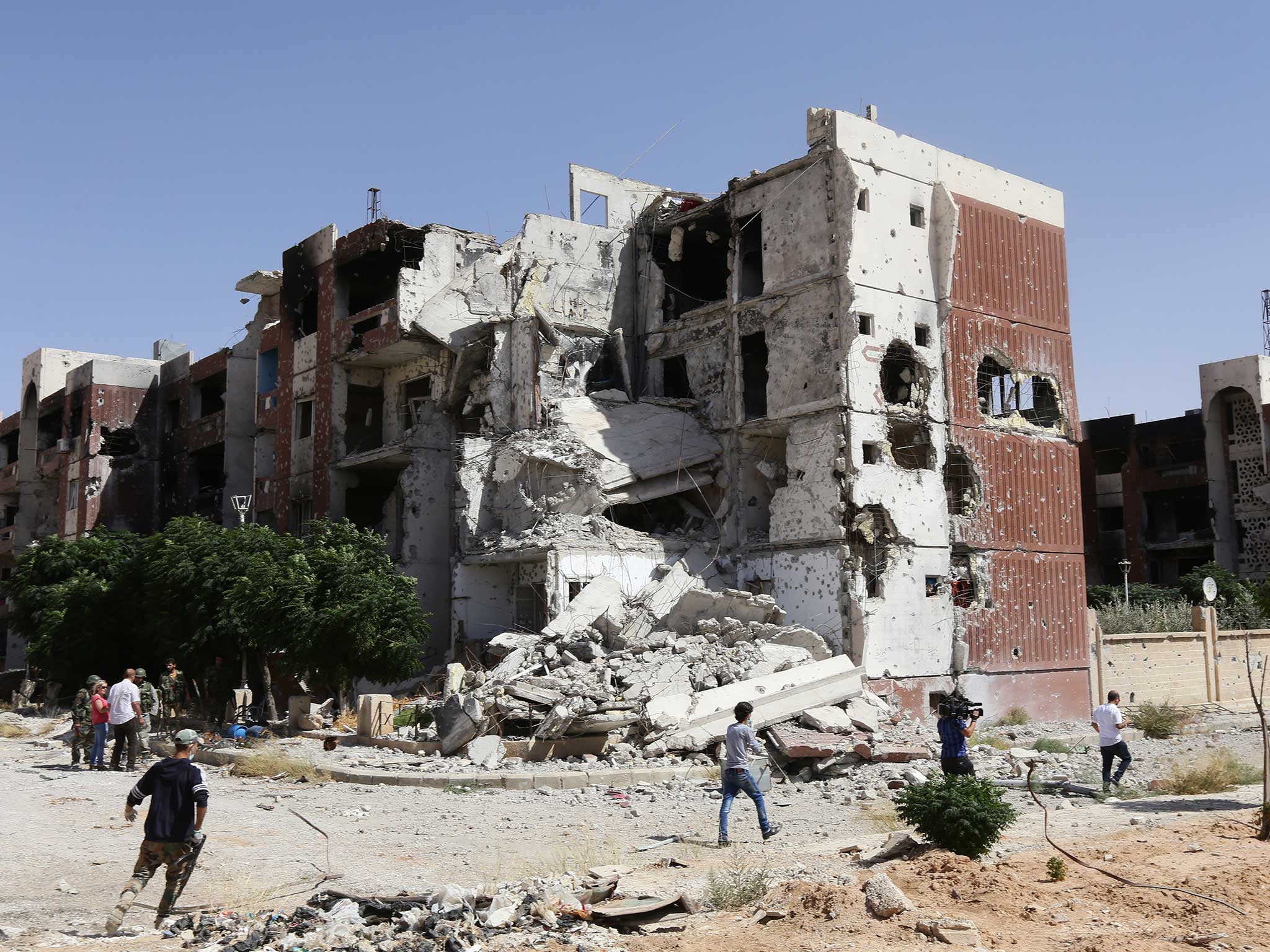 Hundreds of thousands remain trapped by fighting in Syria that is destroying their homes
