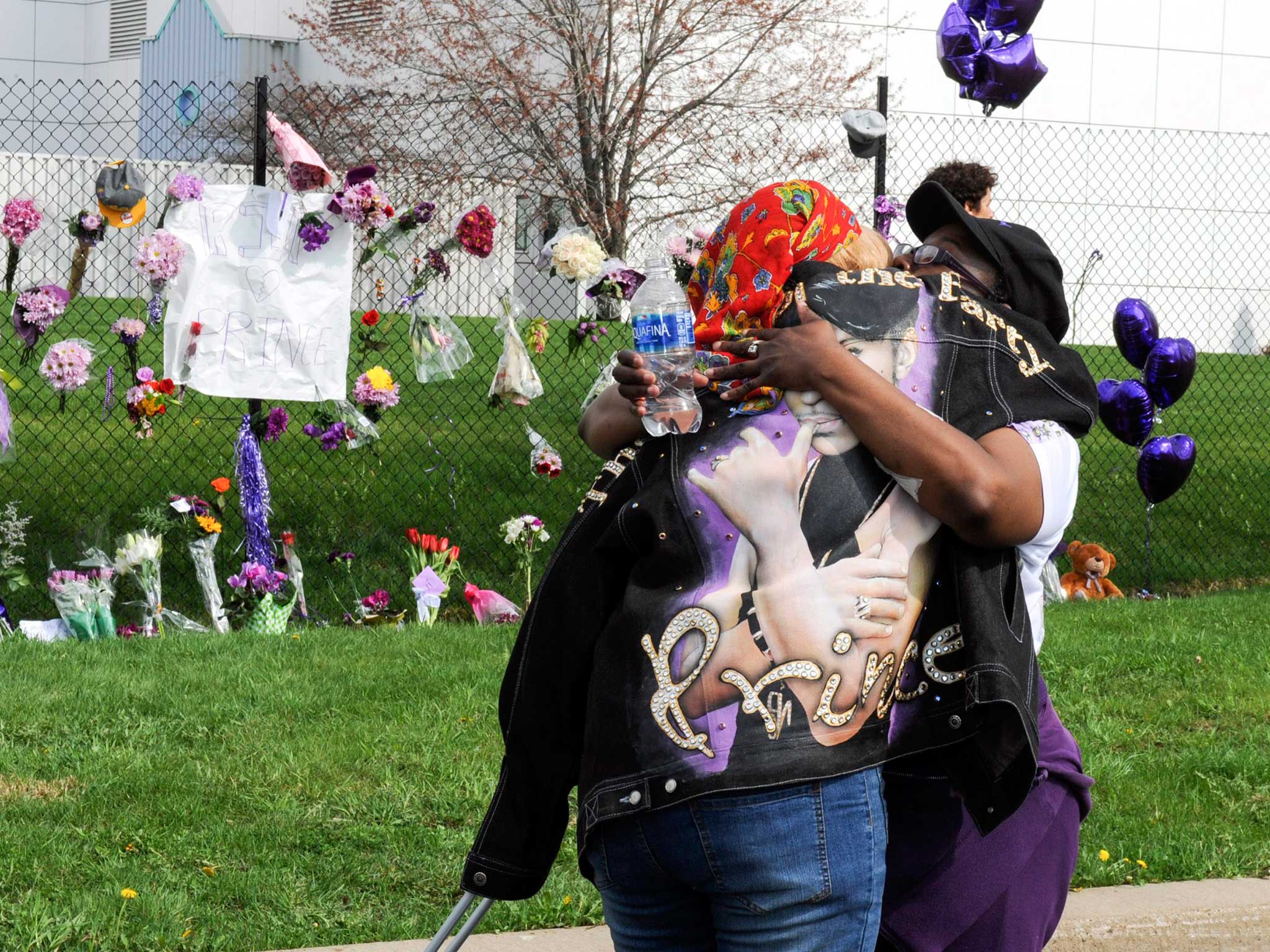 Prince dies: Star’s sister addresses fans gathered outside Paisley Park ...