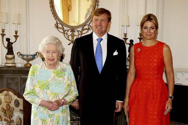 Britain's Queen Elizabeth poses with King Willem-Alexander of the Netherlands and his wife Queen Maxima