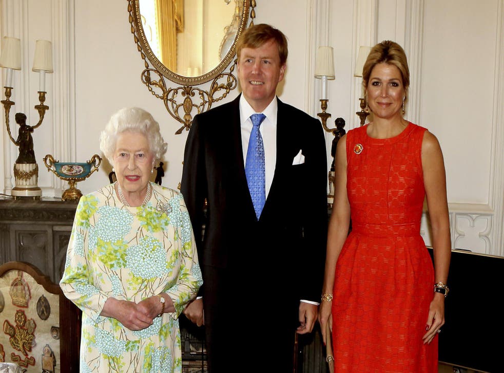 Britain's Queen Elizabeth poses with King Willem-Alexander of the Netherlands and his wife Queen Maxima