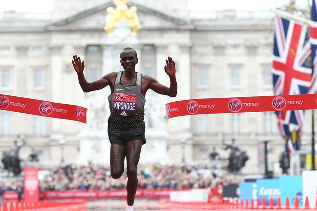 Eliud Kipchoge crosses the line to win the 2016 London Marathon