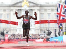 London Marathon 2016: Eliud Kipchoge sets record time, Jemima Sumgong recovers from fall, David Weir denied