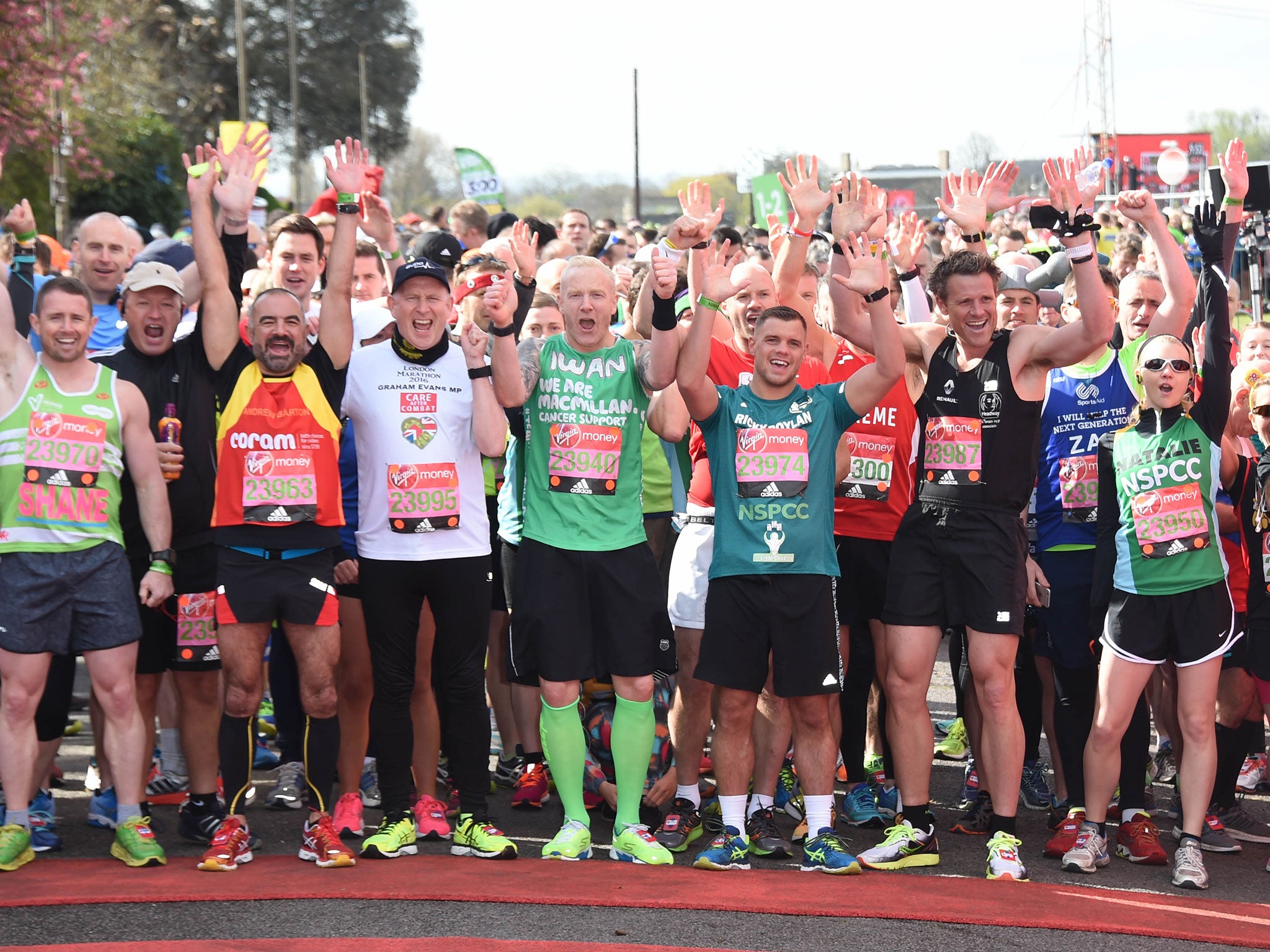 Celebrities including James Cracknell, Kelly Holmes, Iwan Thomas and Natalie Dormer on the start line at the Virgin London Marathon 2016