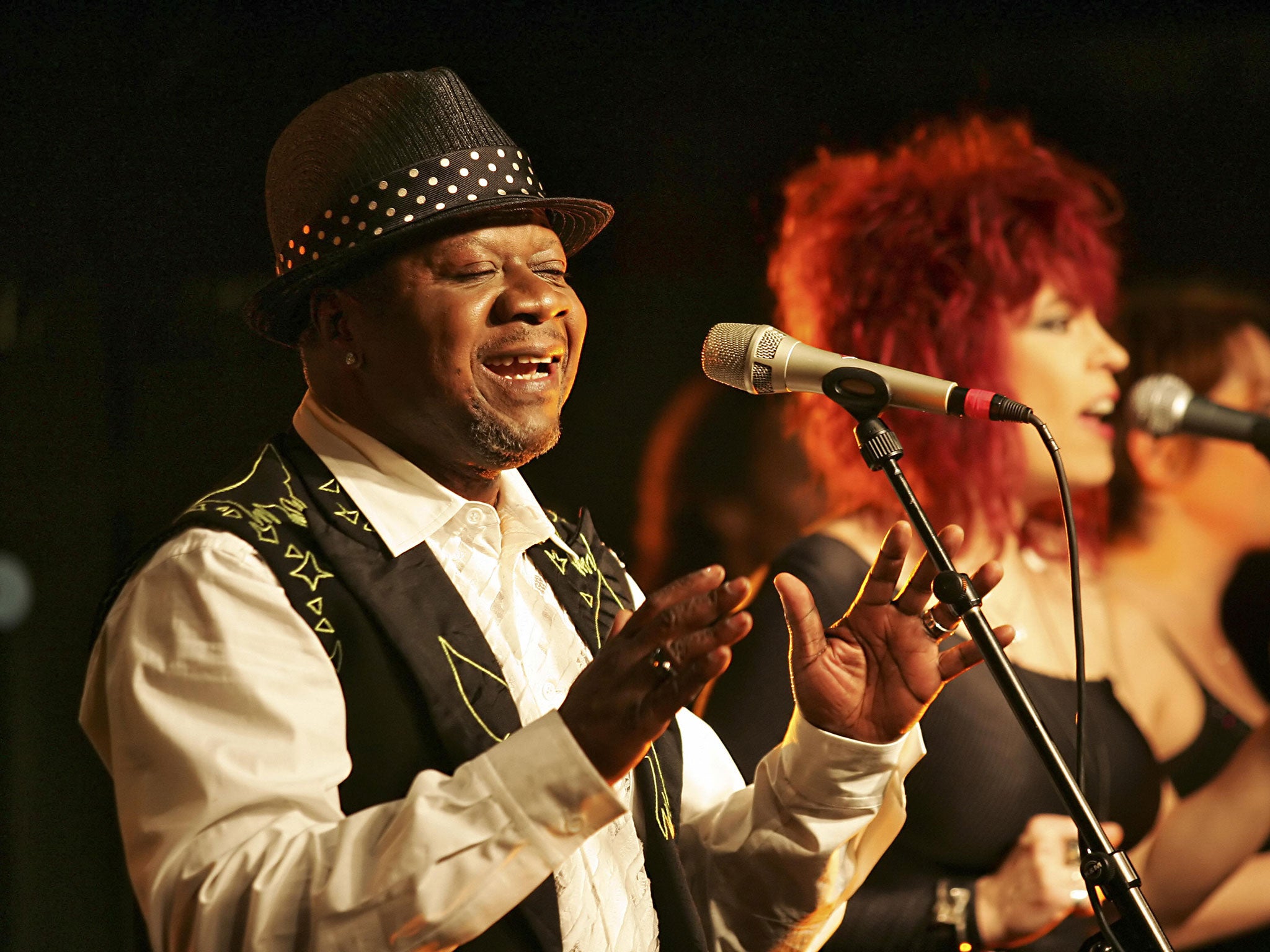 Congolese singer Papa Wemba performs during a concert at the New Morning, 15 February 2006 in Paris