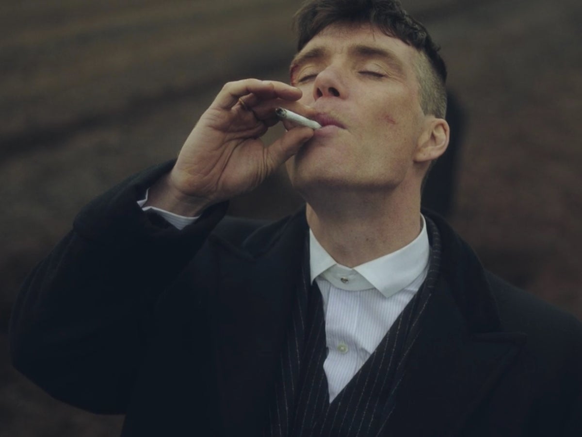 what cigarettes do actors smoke on set Cillian Murphy, who plays Tommy Shelby, had never smoked before the show but had to herbal for his role. He estimated smoking around 3,000 cigarettes per season do actors smoke real cigarettes