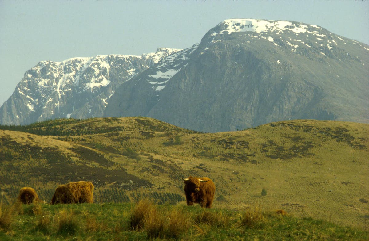 Mountains in the uk. Гора Бен Невис. Бен-Невис Северо-Шотландское Нагорье. Гора Бен Невис в Шотландии. Самые высокие горы – Бен-Невис и Сноудон;.