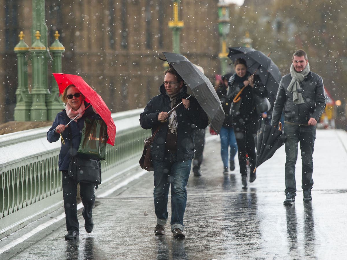UK weather London snow prompts shock in capital with wintry conditions