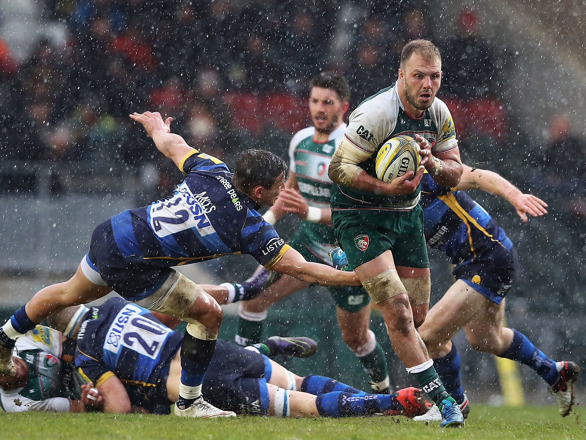 Lachlan McCaffrey of Leicester Tigers makes a break through the tackle of Ryan Mills of Worcester Warriors