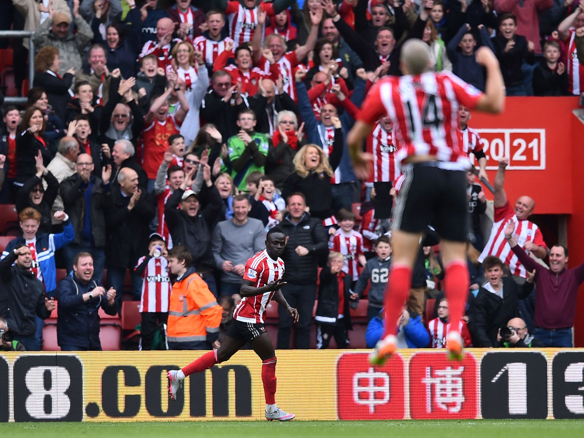 Southampton celebrate after Sadio Mane scores against Manchester City