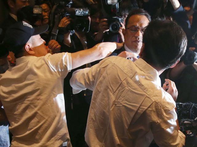 Atar Safdar, the head of Oxy Reckitt Benckiser Korea, is surrounded by the aggreived relatives of victims as he bows during a press conference at a hotel in Seoul