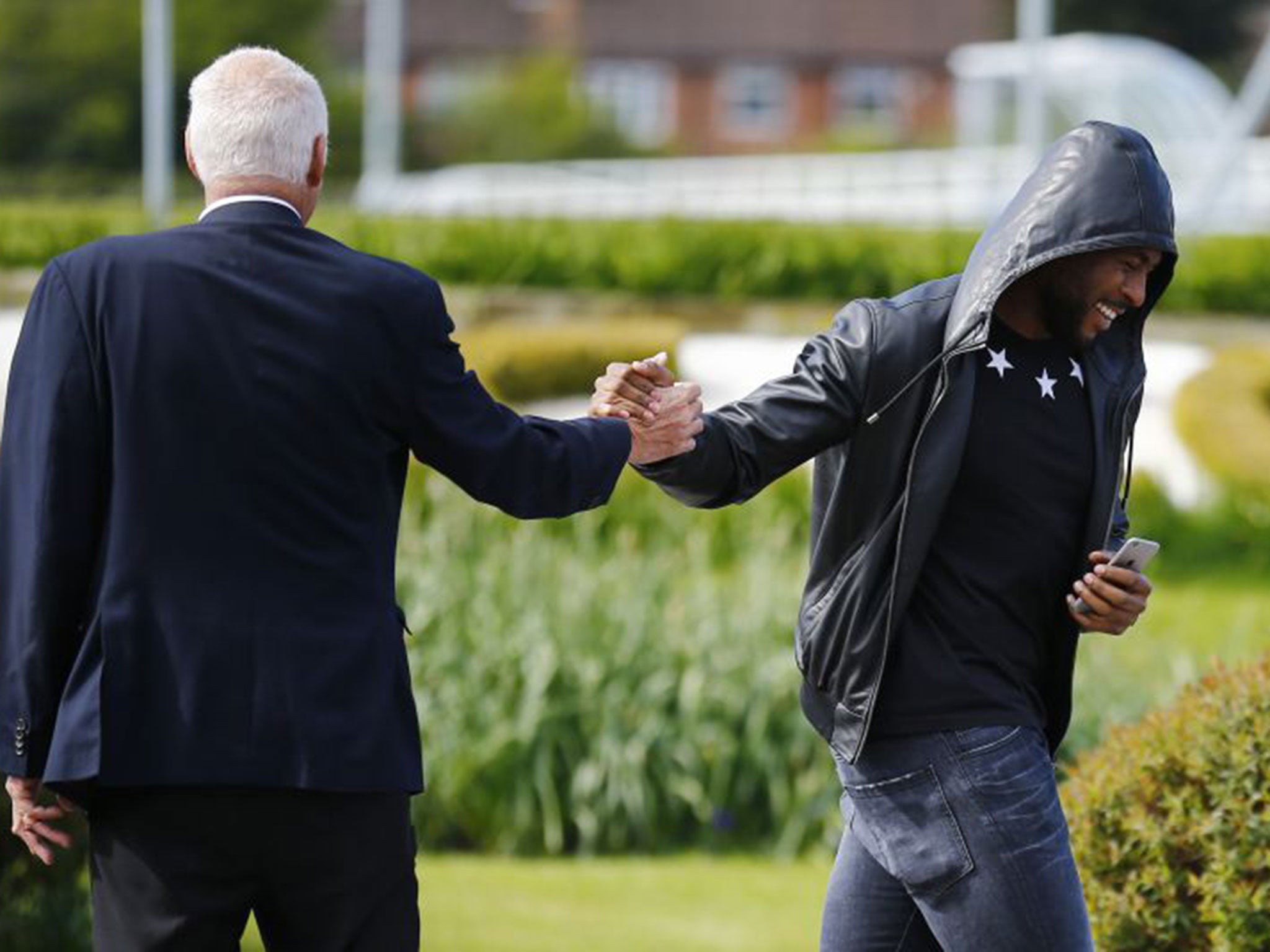 Wes Morgan shakes hands with Ranieri