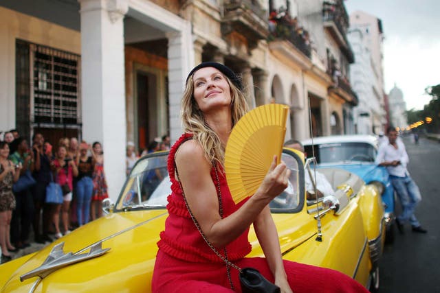 Brazilian top model Gisele Bundchen poses before a fashion show by German designer Karl Lagerfeld as part of his latest inter-seasonal Cruise collection for fashion house Chanel at the Paseo del Prado street in Havana, Cuba