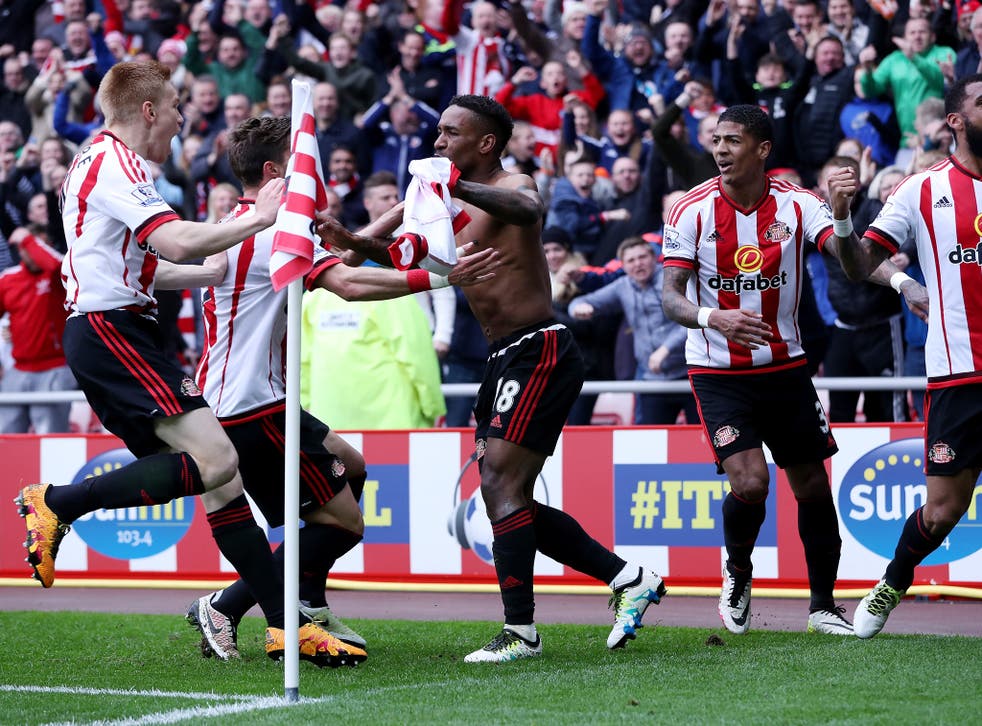 Sunderland celebrate Defoe's winner against Chelsea