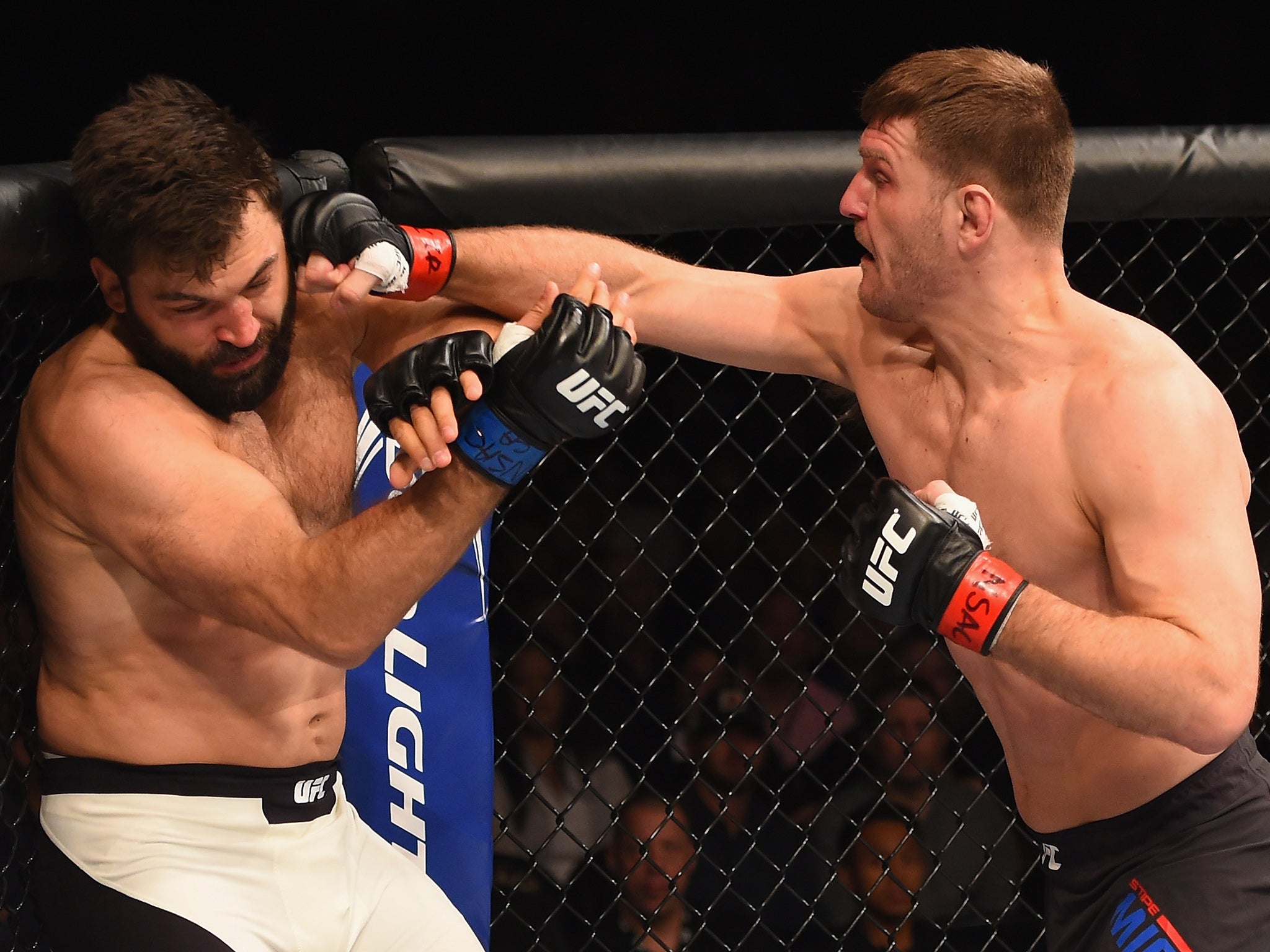 
Stipe Miocic hits Andrei Arlovski 
