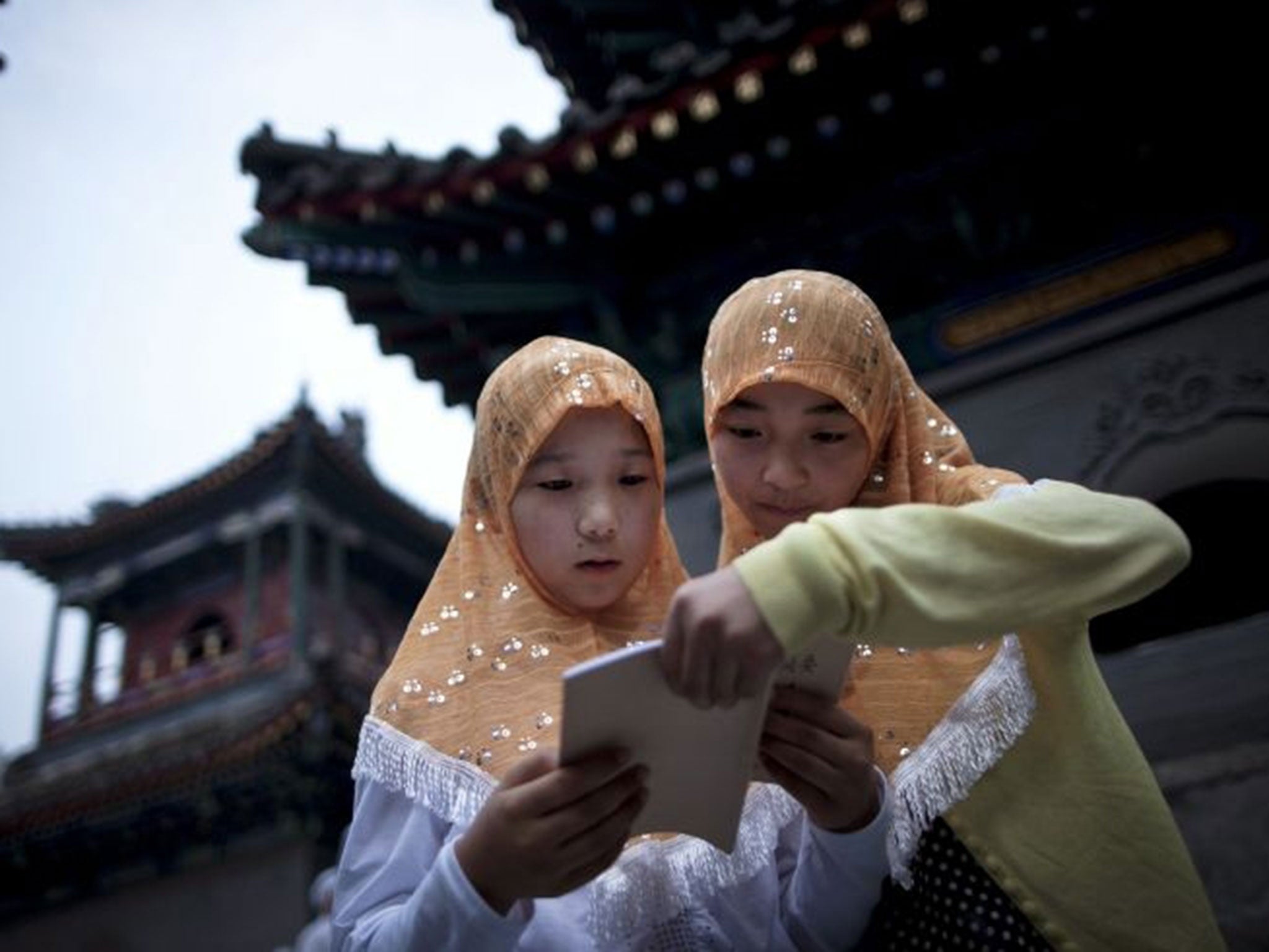 Two Chinese Hui Muslim girls read the Quran