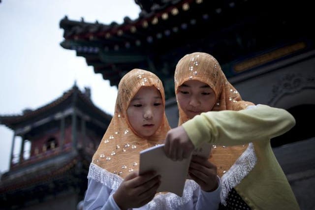 Two Chinese Hui Muslim girls read the Quran