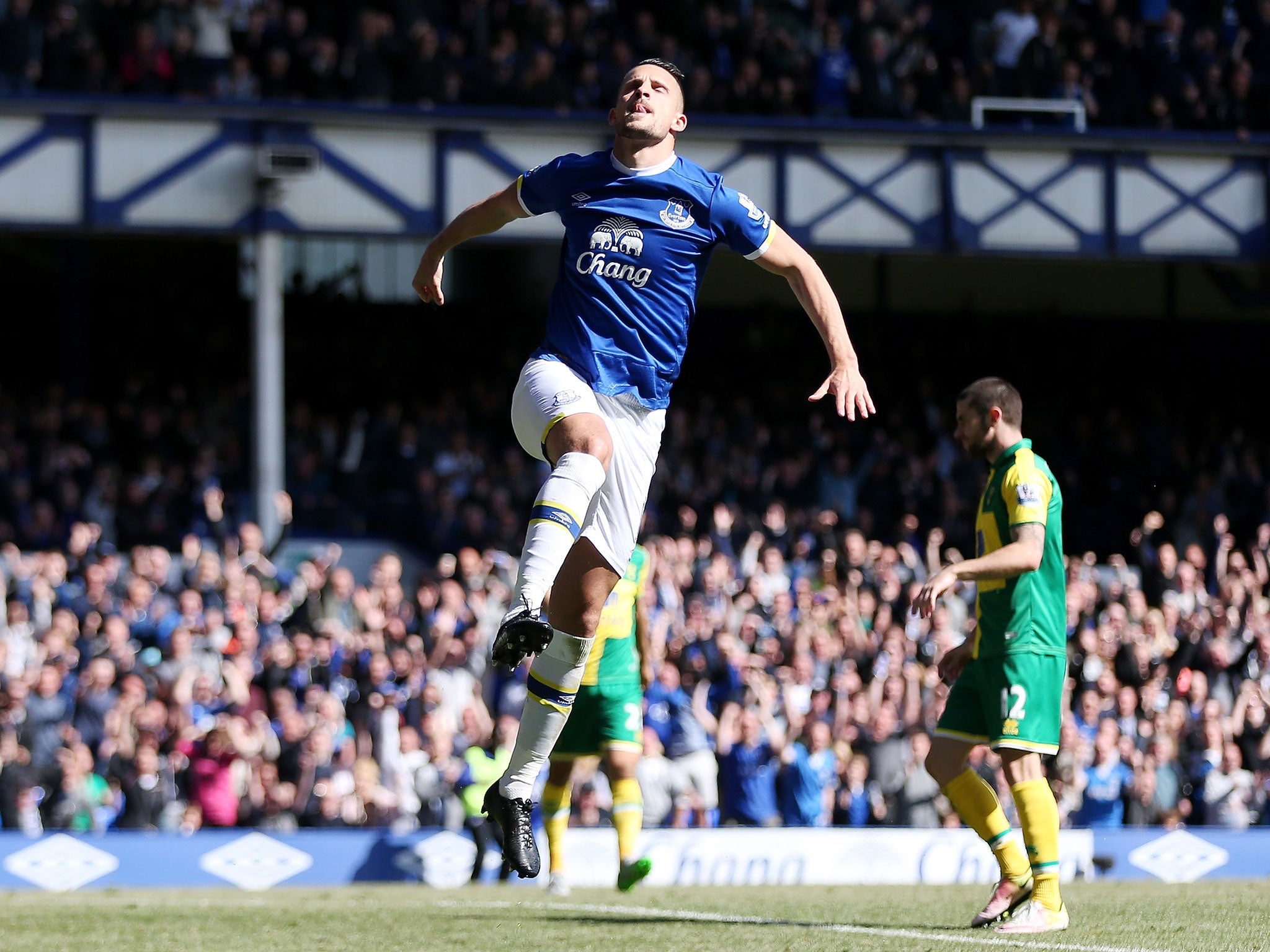 Kevin Mirallas celebrates Everton's third