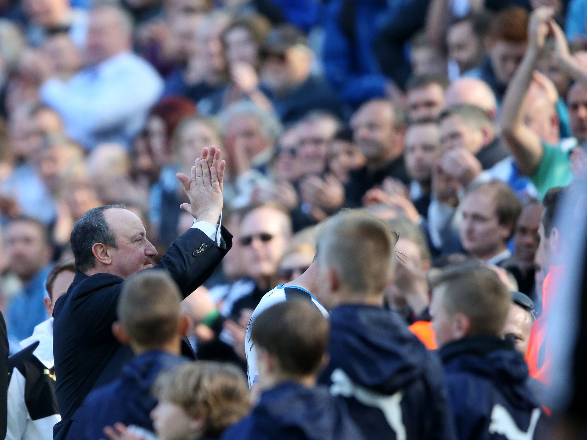 Rafa Benitez acknowledges the fans