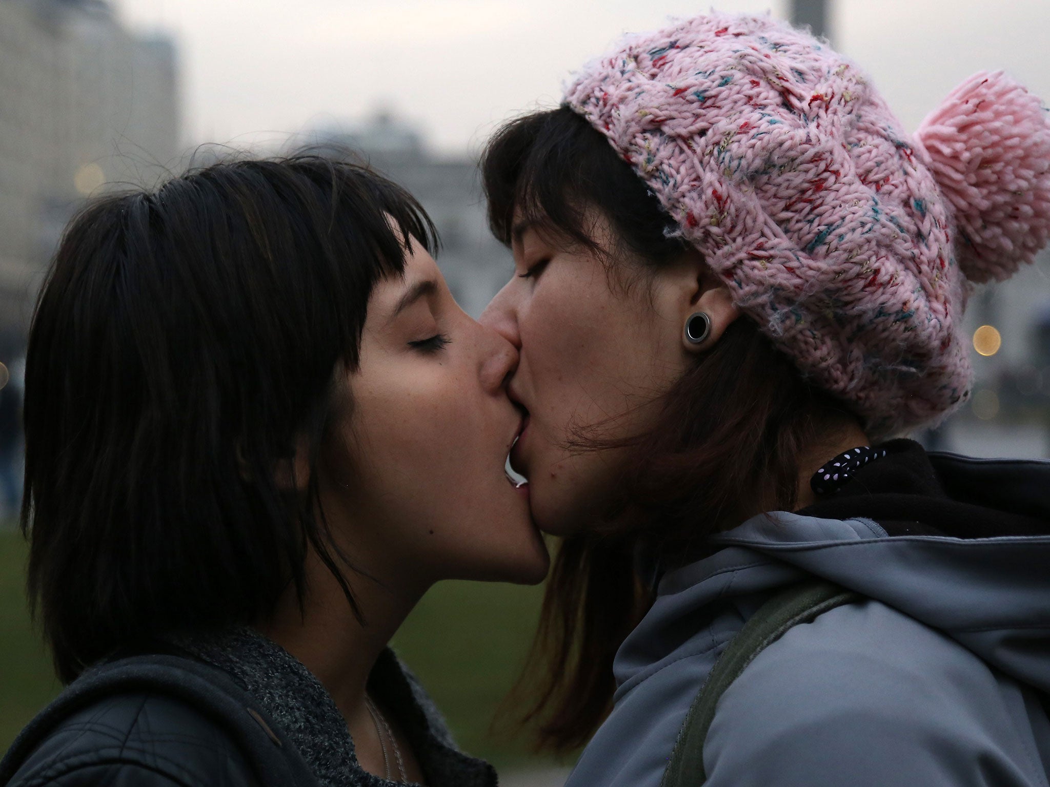 lesbians kiss