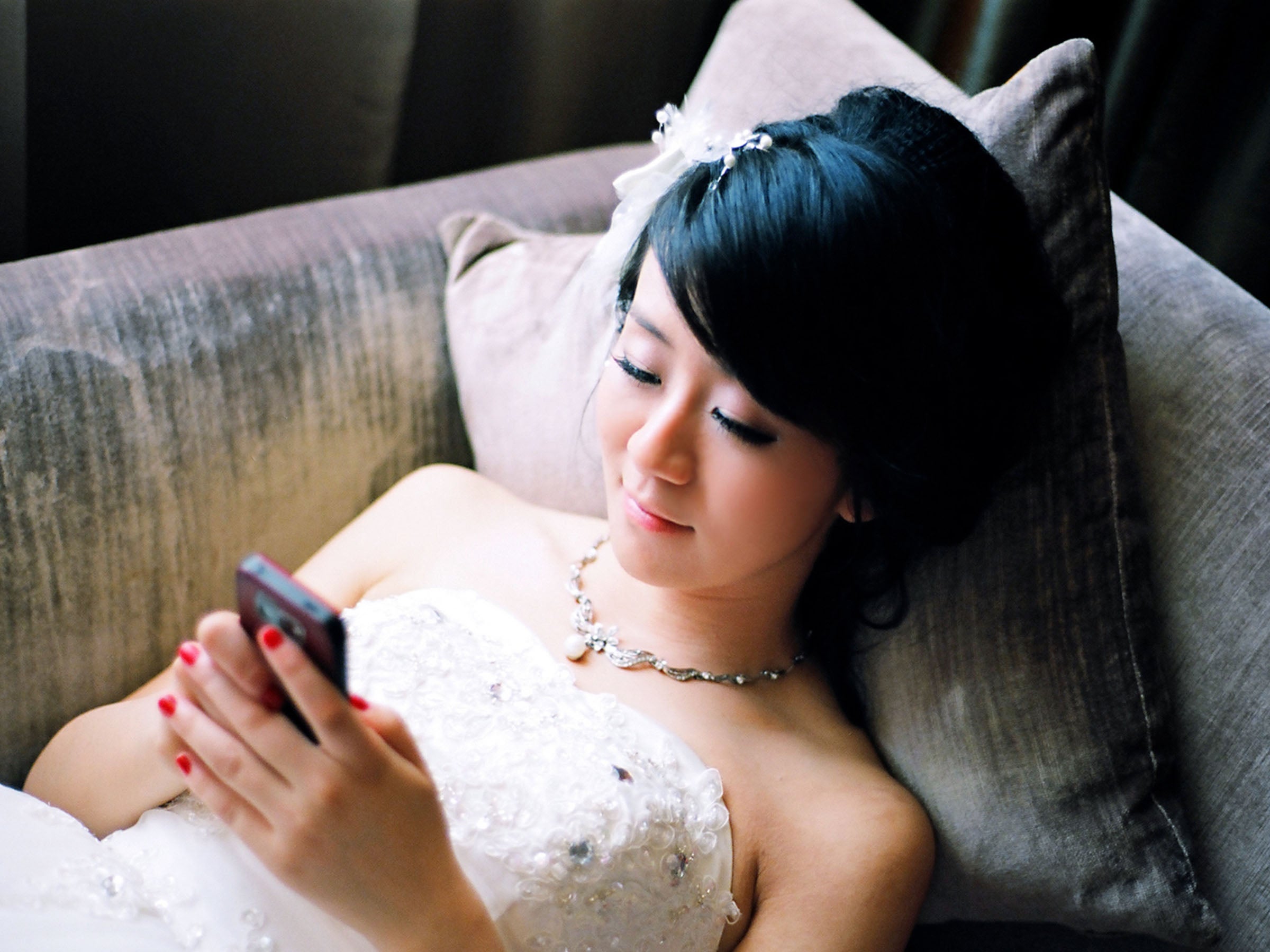 A couple in Jeddah divorced after the bride refused to stop using her phone on wedding night
