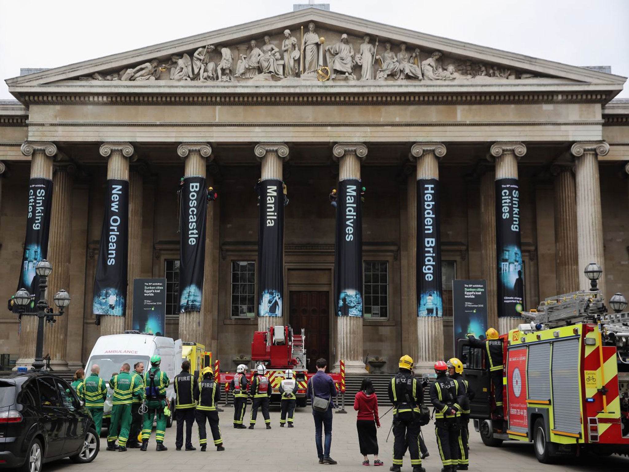 Greenpeace activists close British Museum with BP ...
