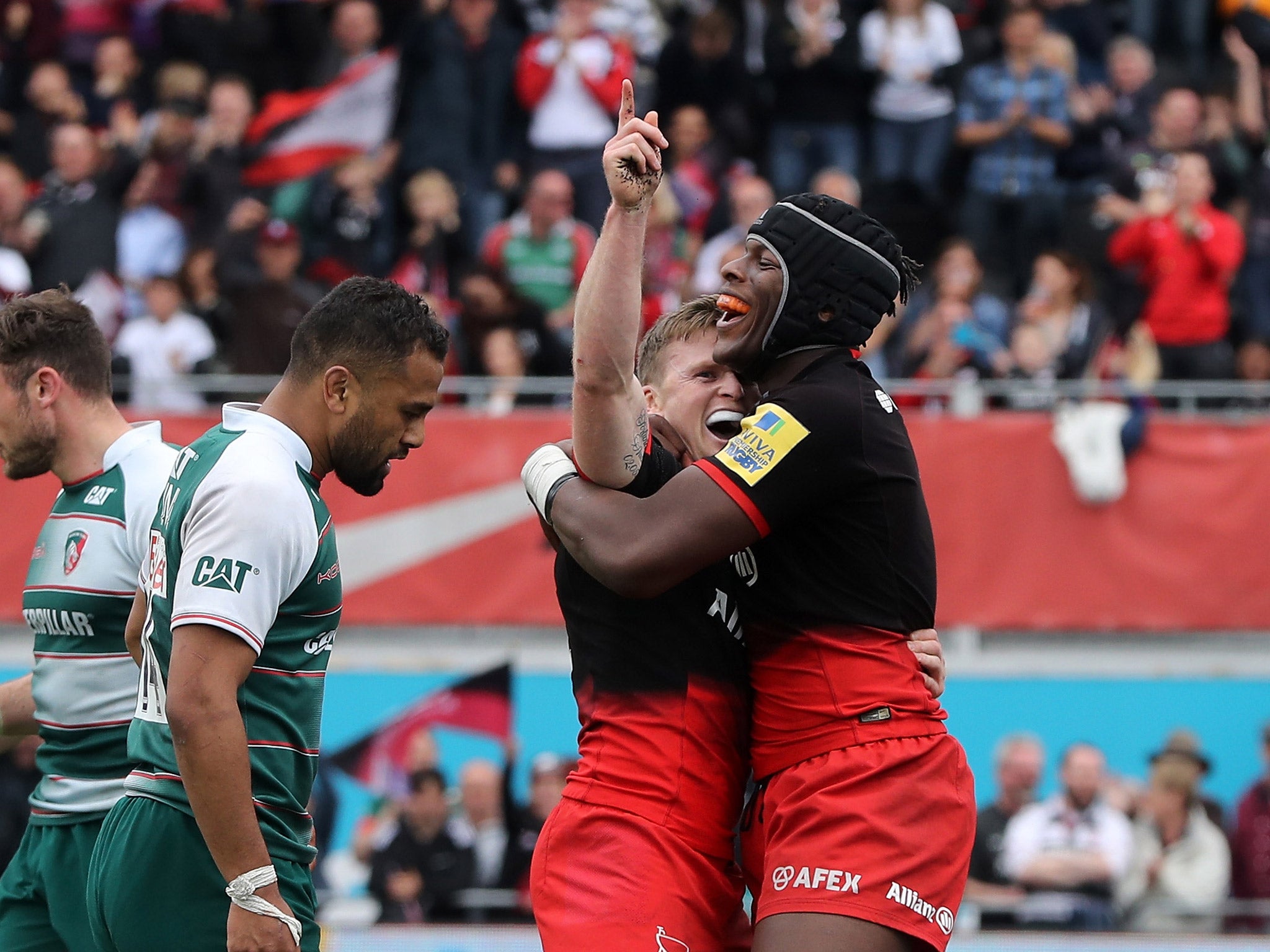 Chris Ashton and Maro Itoje celebrate Saracens' victory over Leicester Tigers