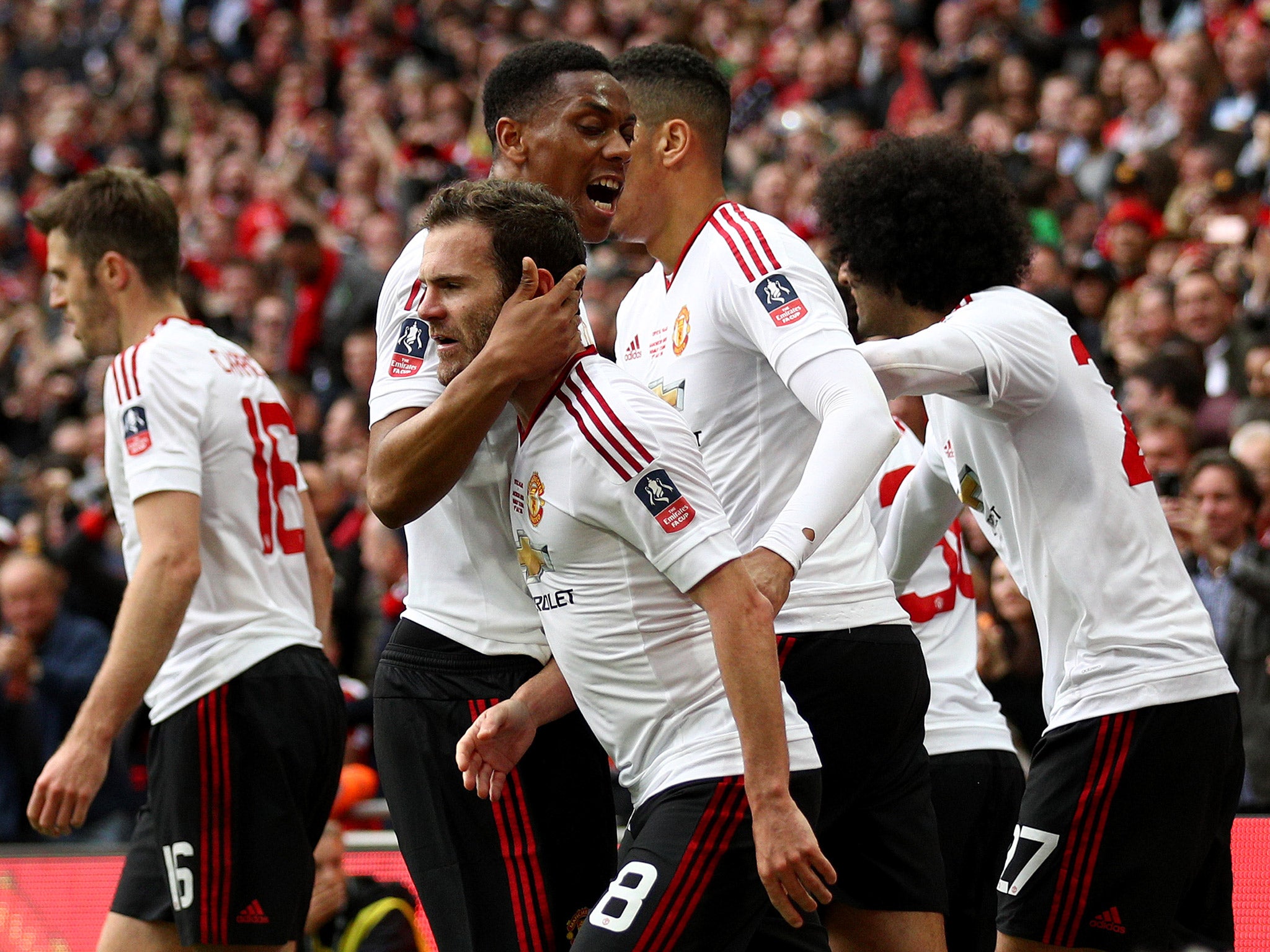 Manchester United players celebrate after Juan Mata scores