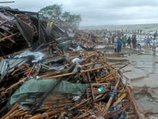 Cyclone Roanu: Storm hits Bangladesh causing half a million people to flee