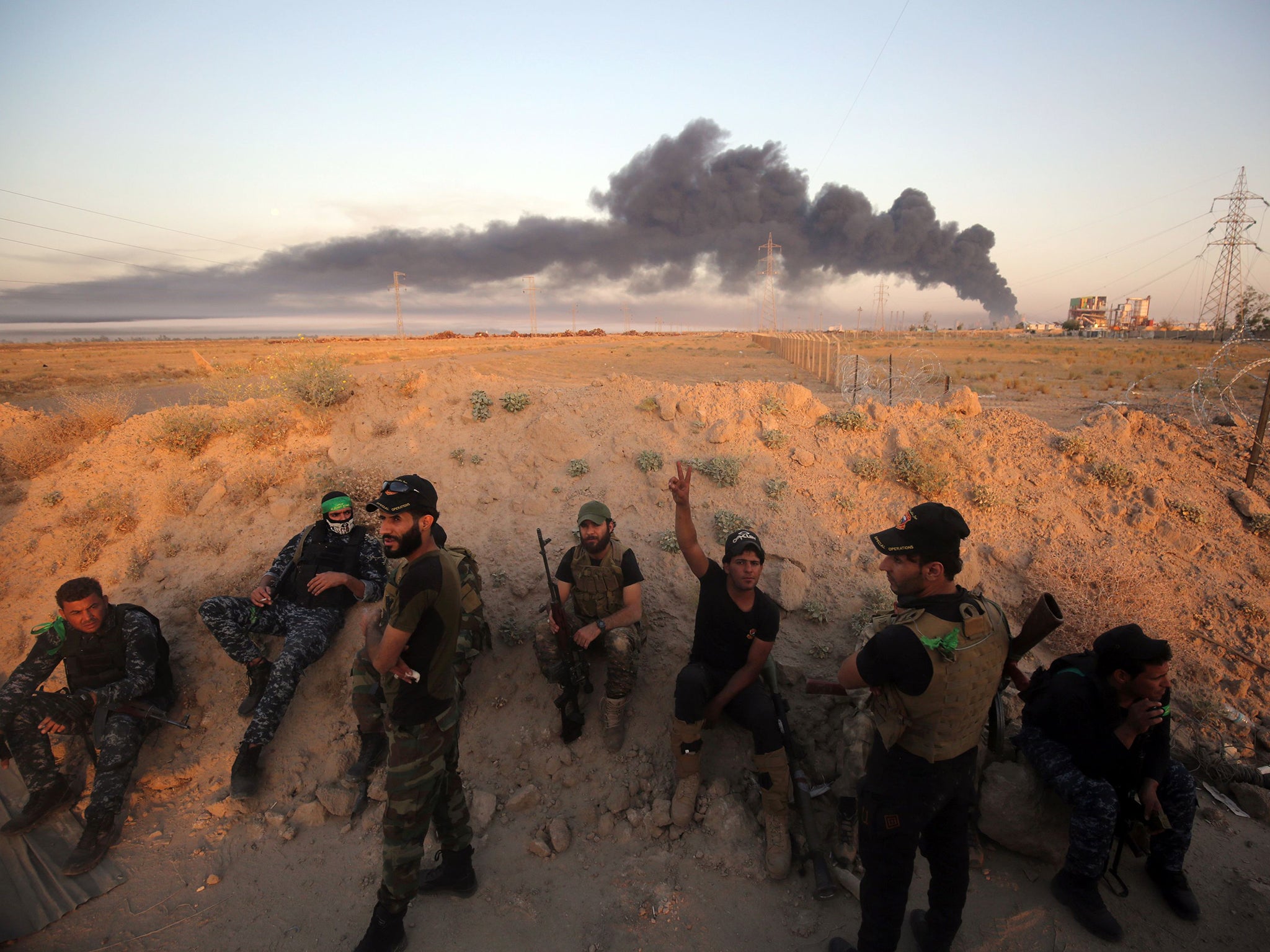 Iraqi forces, consisting of special forces, soldiers, police, militia forces and pro-government tribesmen advance on Fallujah