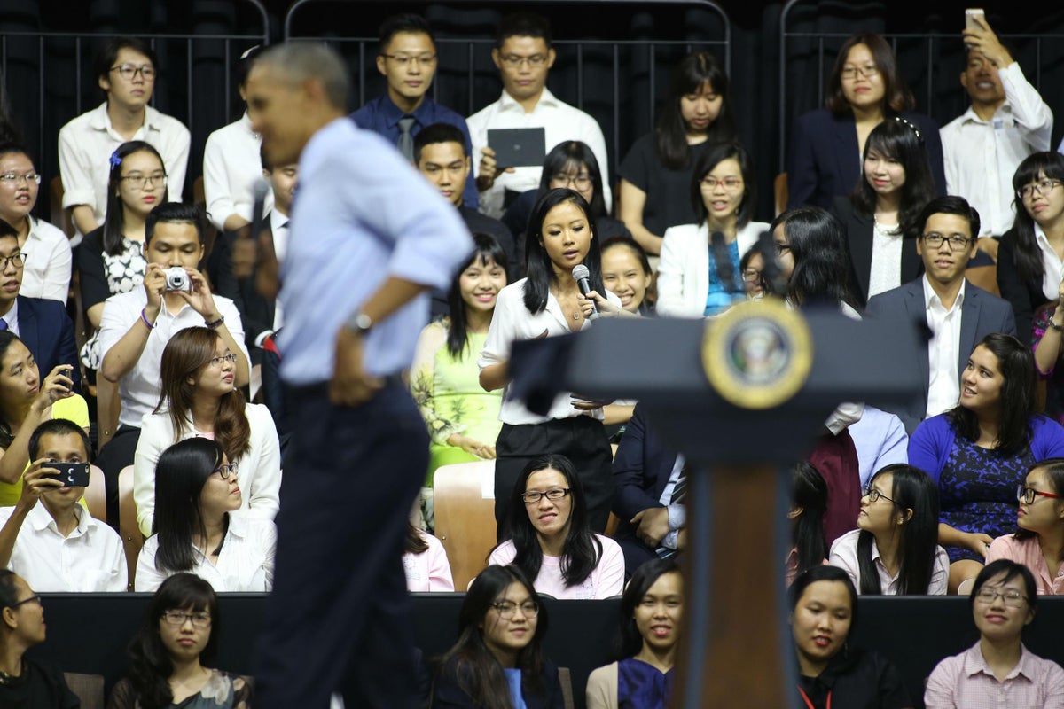 Barack Obama performs with Vietnam's Queen of Rap and gives lesson on ...