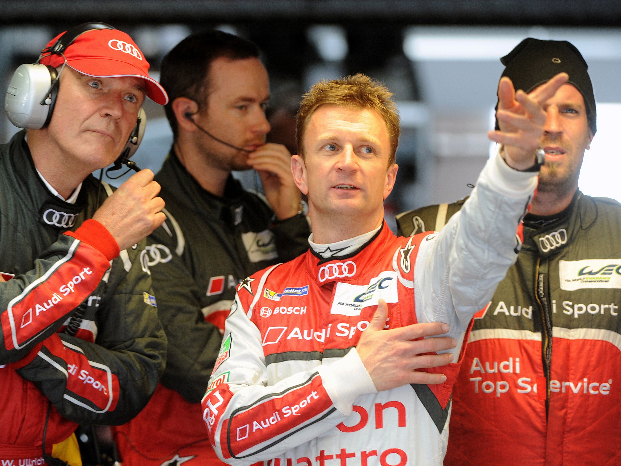 Allan McNish talks with Audi Sport director Dr Wolfgang Ulrich