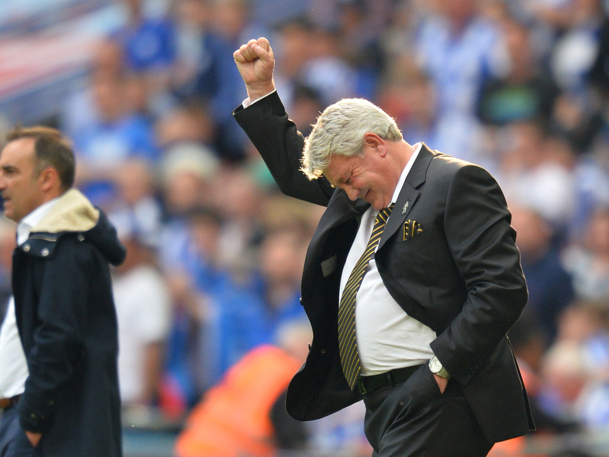 Steve Bruce celebrates after Mohamed Diame gives Hull the lead